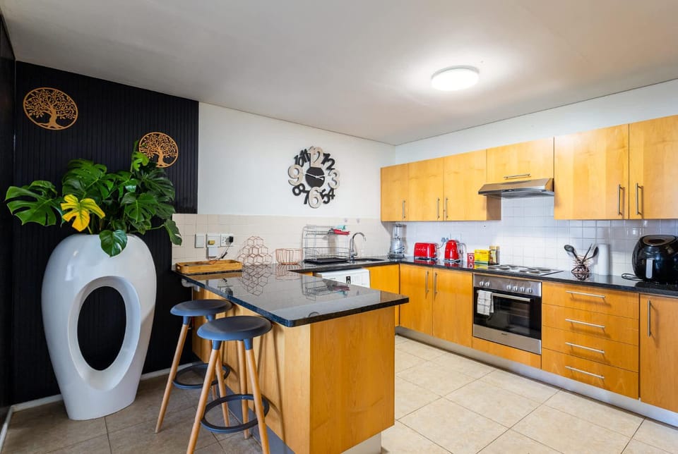 Coffee/tea facilities, Kitchen or kitchenette, oven, stove, toaster