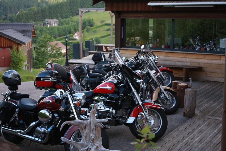 Guests, group of guests, Parking