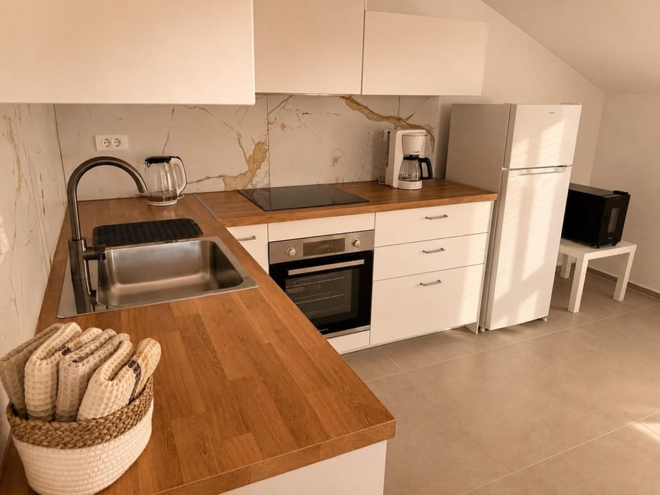 Coffee/tea facilities, Kitchen or kitchenette, dishwasher, oven, stove, toaster