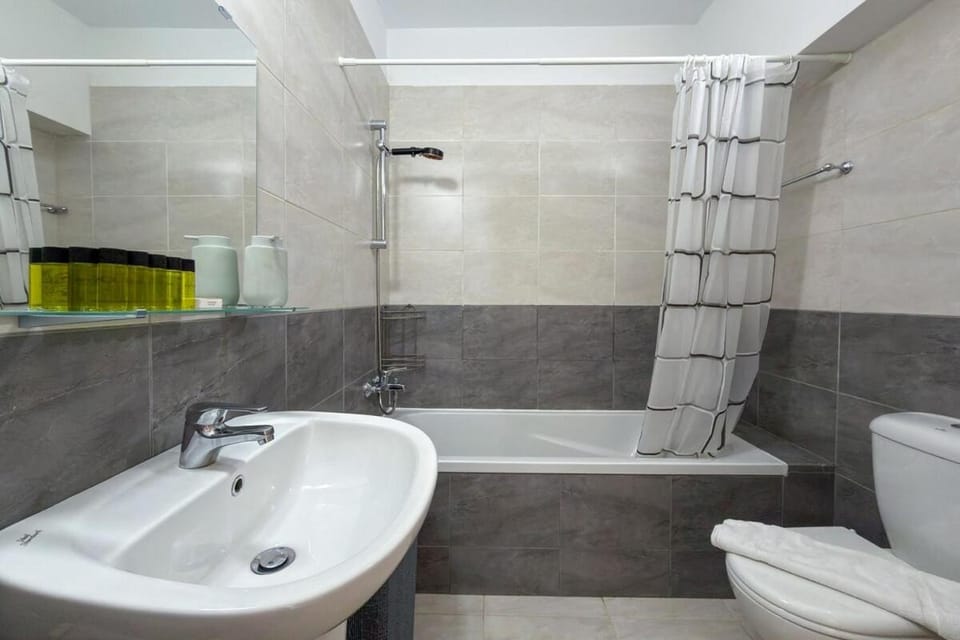 Shower, Toilet, Bathroom, Bath, towels