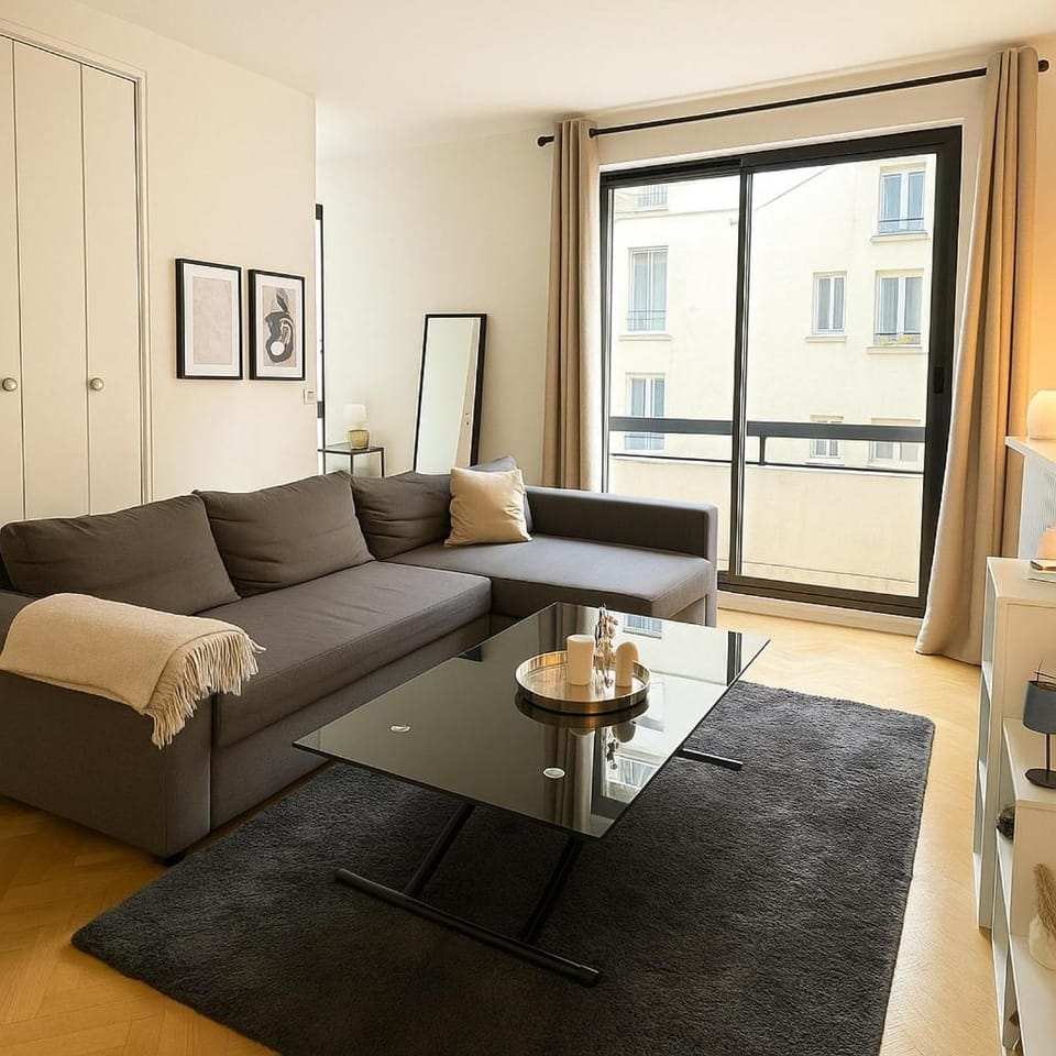 Bright 35 m Apartment with Private Terrace near Metro Lines 6, 8 & 10 Apartment in Paris