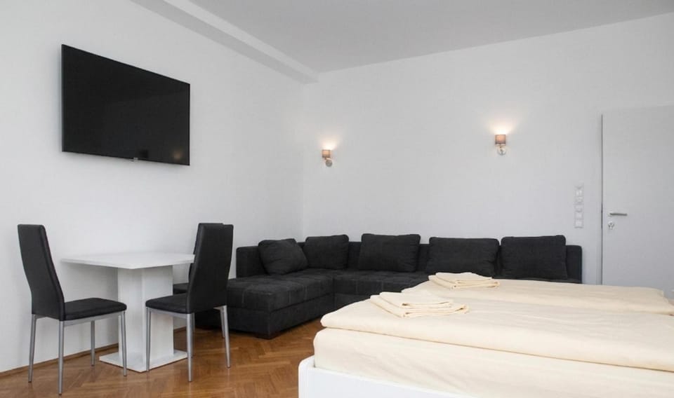 Bed, TV and multimedia, Seating area, Bedroom