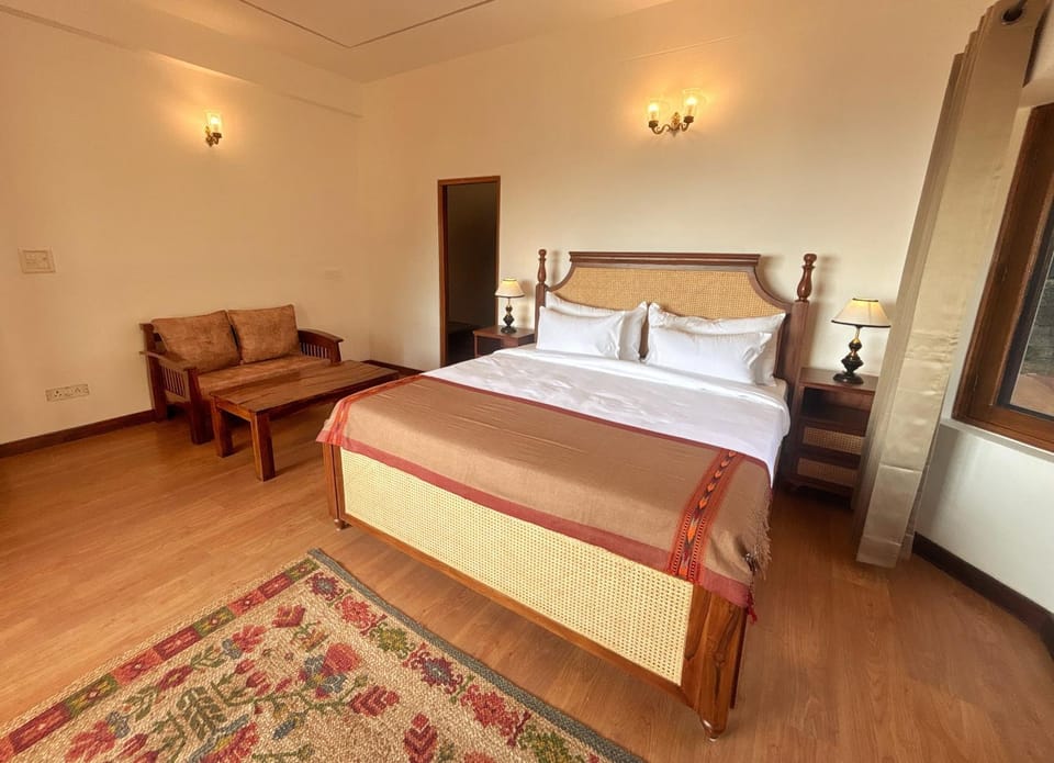Bed, Photo of the whole room, Seating area, Bedroom