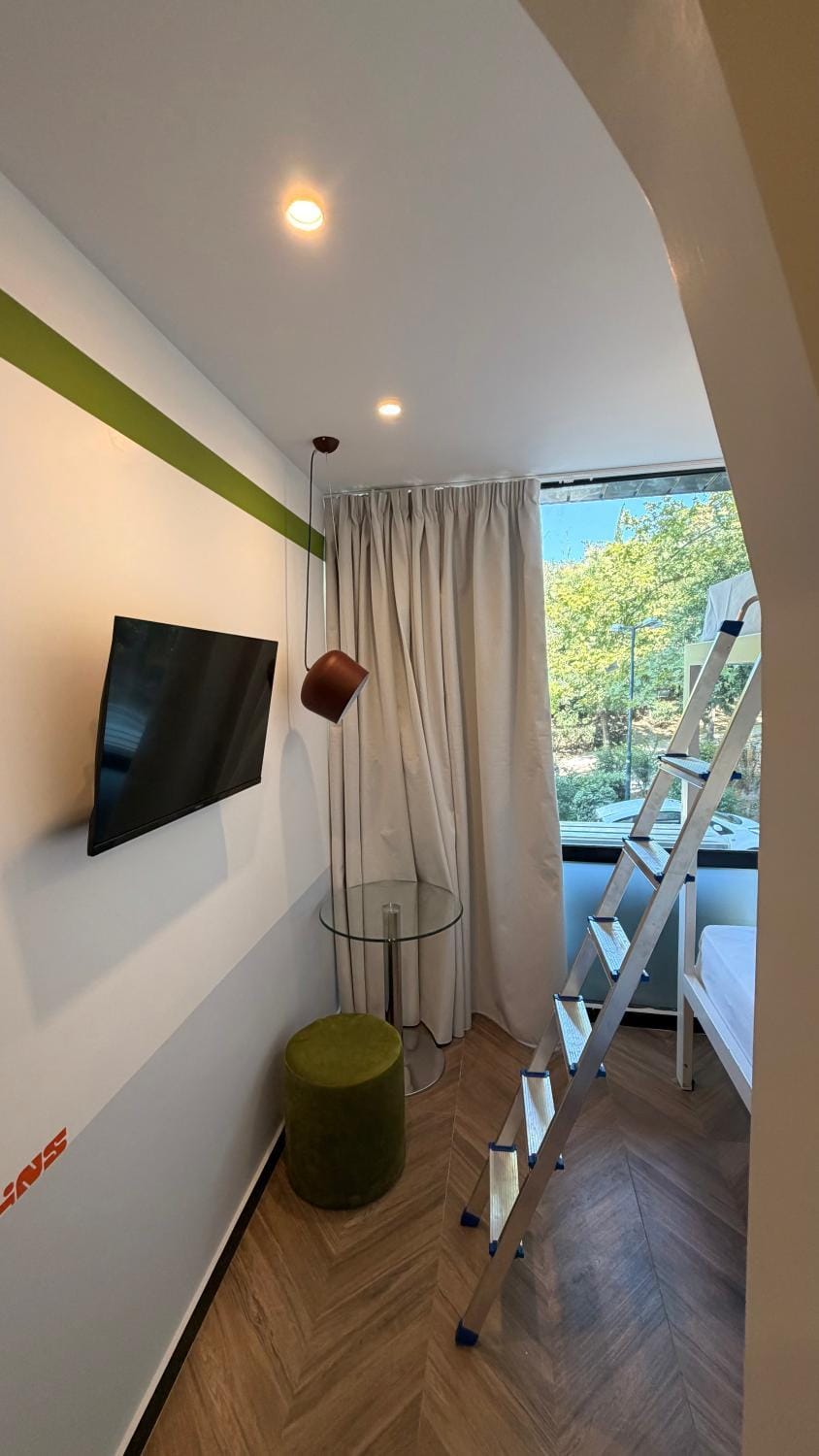 Bed, TV and multimedia, Bedroom