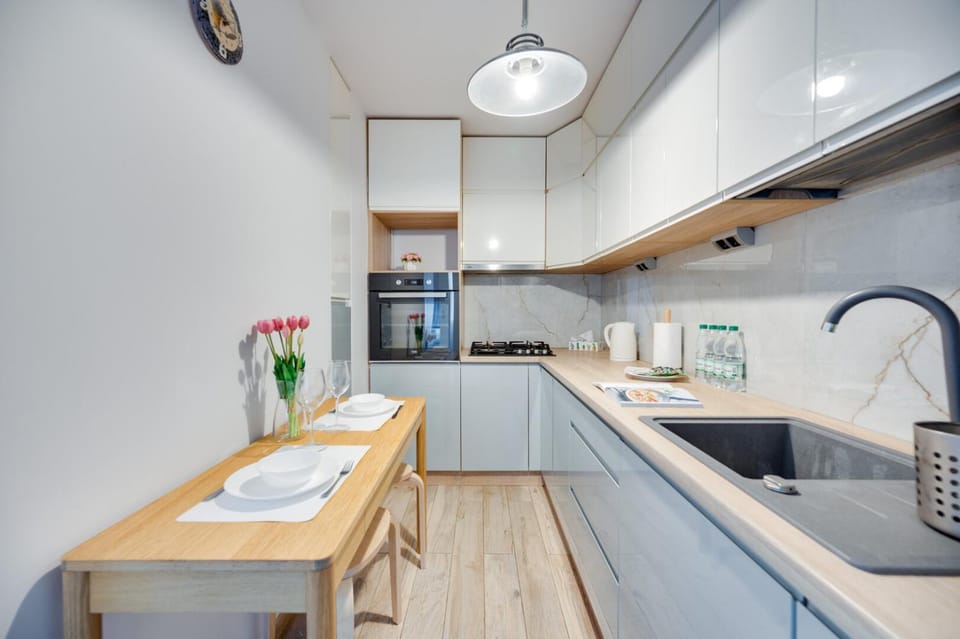 Coffee/tea facilities, Kitchen or kitchenette, Dining area, dishwasher, oven, stove