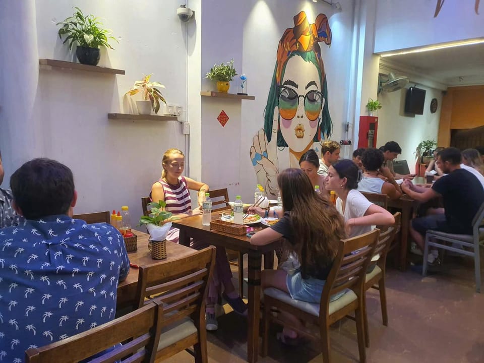 Restaurant/places to eat, Food and drinks, Seating area, Guests, Drinks, group of guests