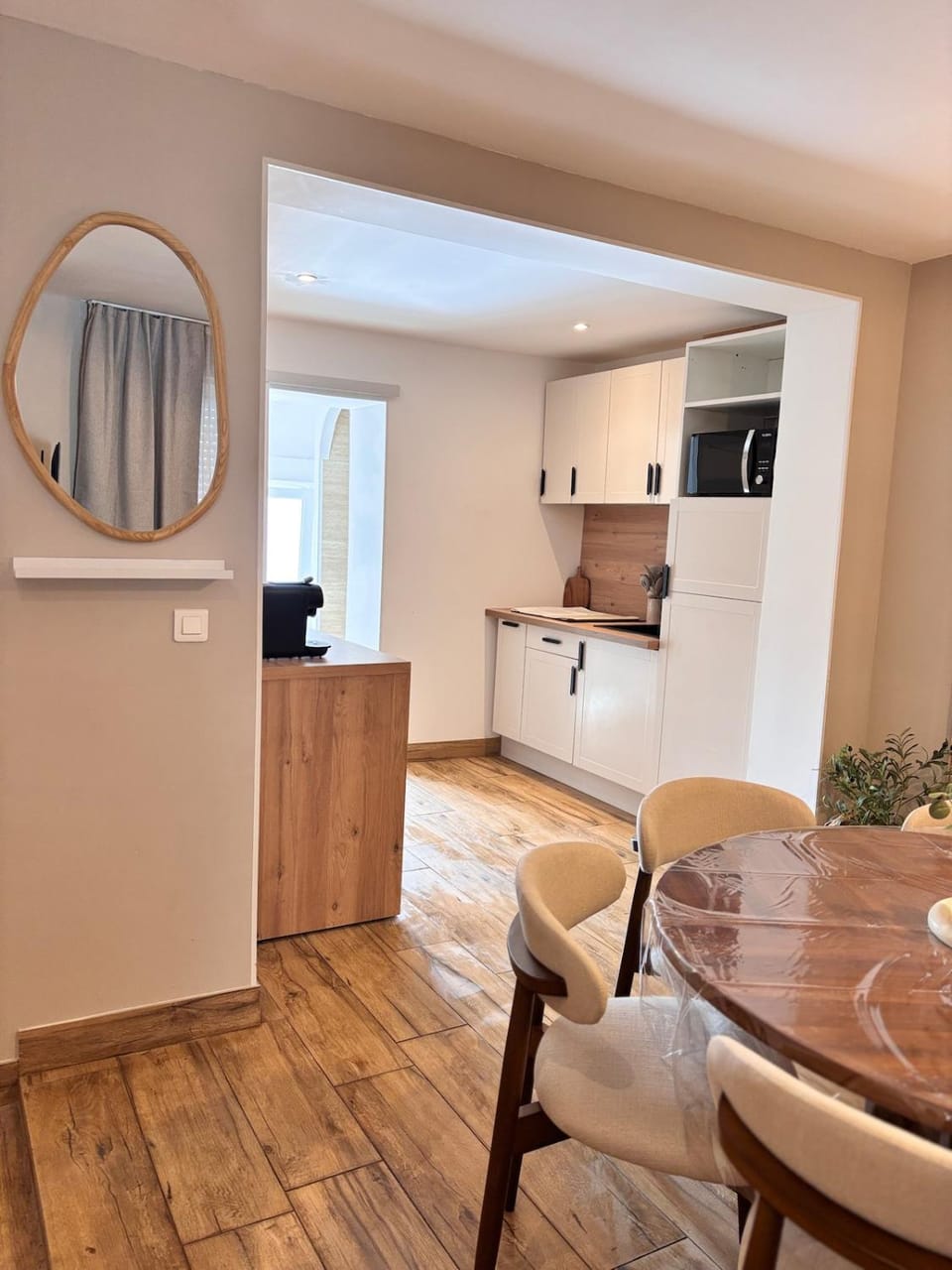 Kitchen or kitchenette, Dining area, stove
