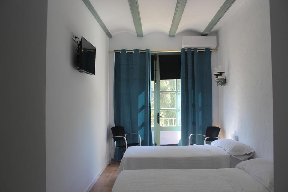 Bed, TV and multimedia, Photo of the whole room, Bedroom