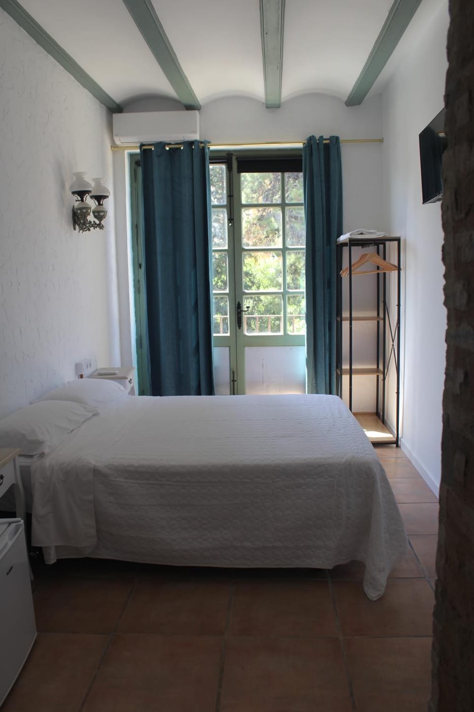 Bed, TV and multimedia, Photo of the whole room, Bedroom