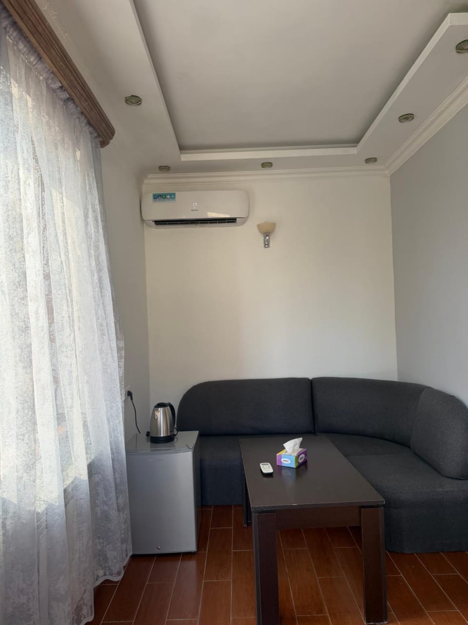 Coffee/tea facilities, Living room, Seating area, air conditioner