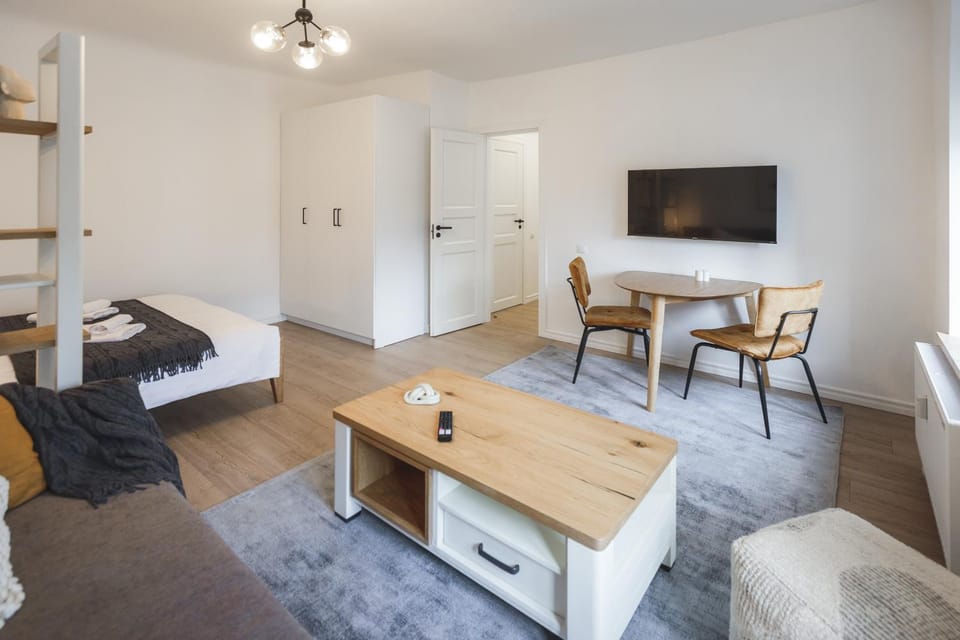 Bed, TV and multimedia, Living room, Seating area, Dining area, Bedroom