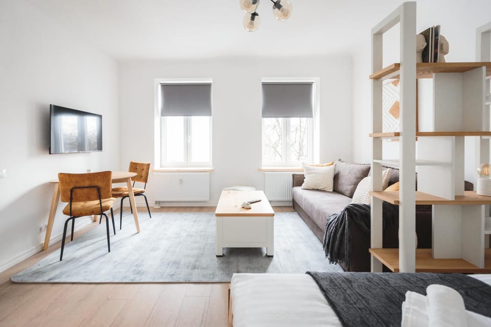 Bed, TV and multimedia, Living room, Seating area, Dining area, Bedroom