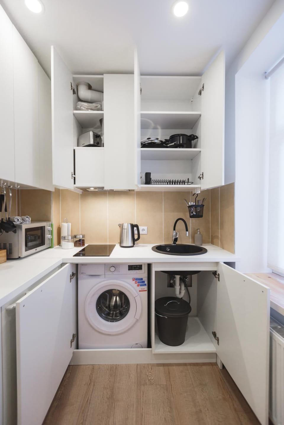 Coffee/tea facilities, Kitchen or kitchenette, oven, stove, toaster, washing machine