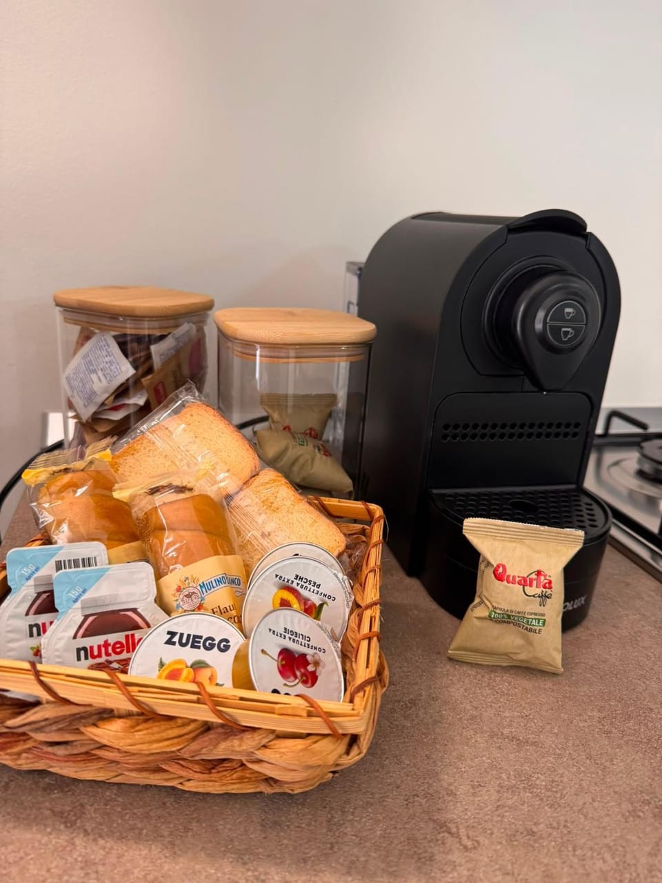 Coffee/tea facilities, Food and drinks