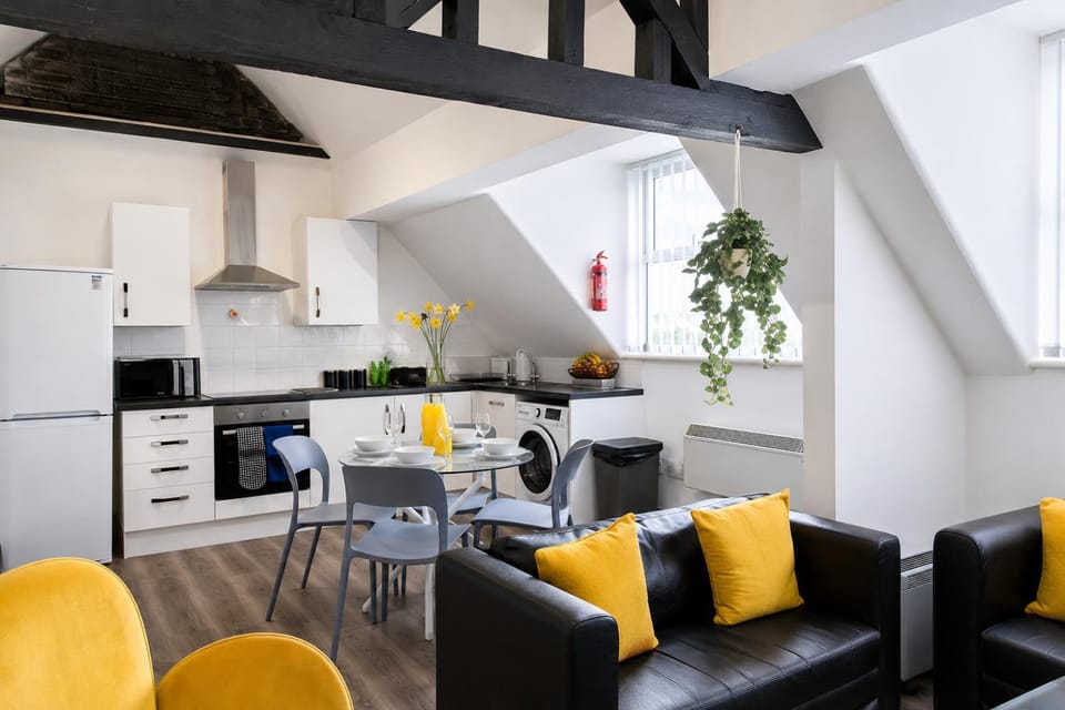 Kitchen or kitchenette, Seating area, stove