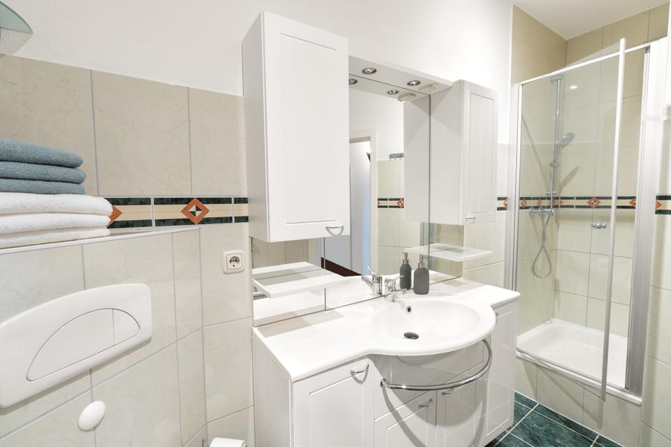 Shower, Toilet, Bathroom, towels