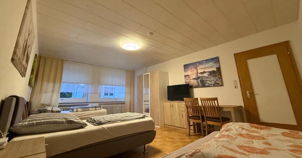Bed, TV and multimedia, Photo of the whole room, Bedroom