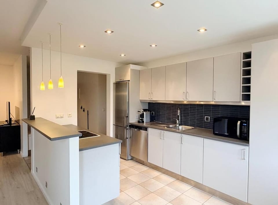Coffee/tea facilities, Kitchen or kitchenette, dishwasher, oven, stove, toaster