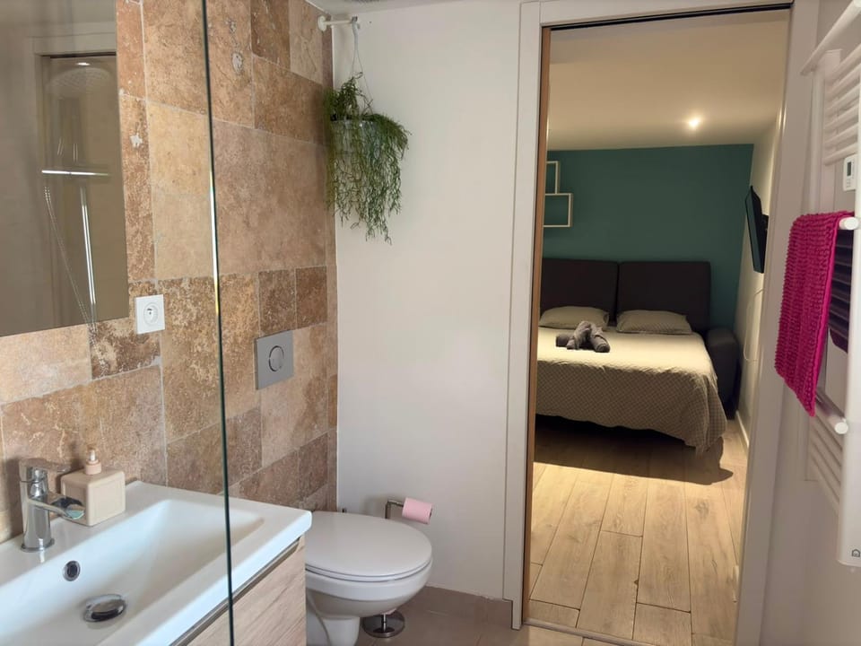 Bed, Bathroom