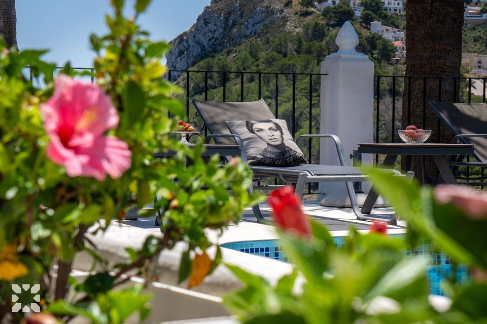 Patio, Spring, Day, Natural landscape, Garden, View (from property/room), Balcony/Terrace, Living room, Seating area, Dining area, Garden view, Mountain view