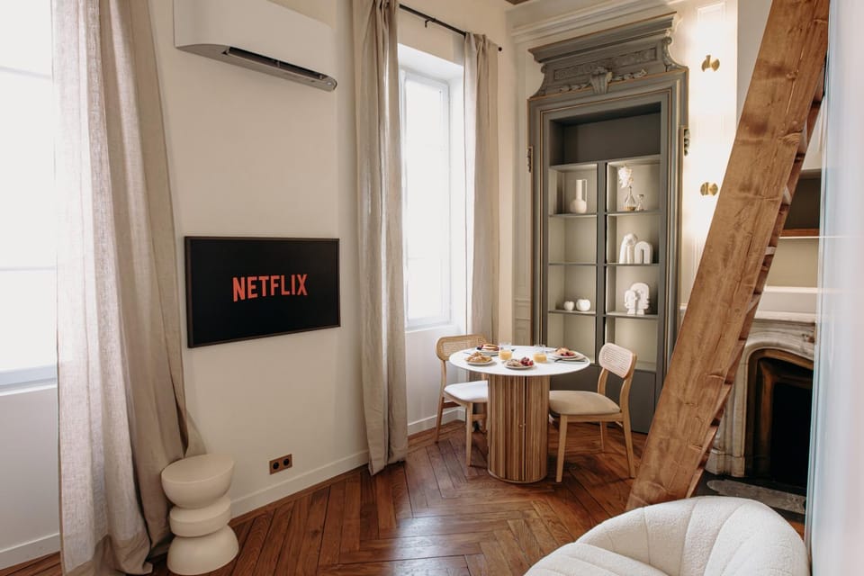 Living room, Seating area, Dining area, air conditioner