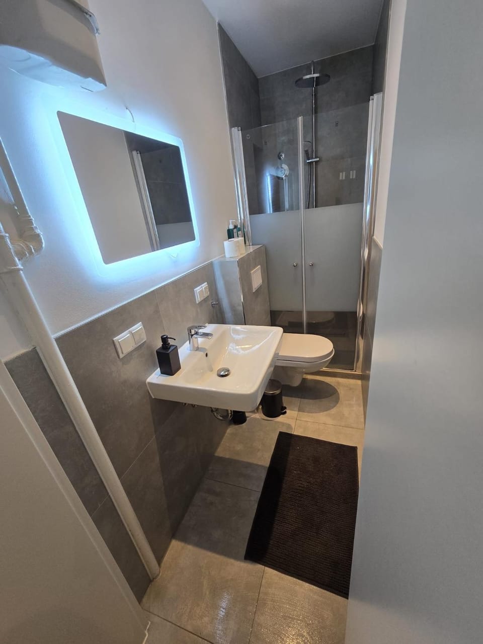 Shower, Toilet, Bathroom, towels