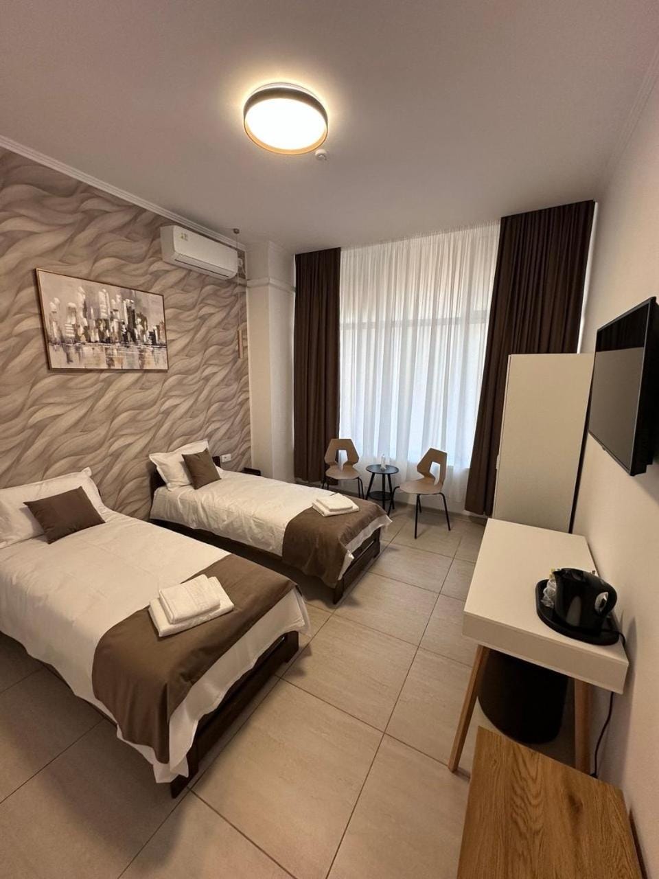 Bed, TV and multimedia, Photo of the whole room, Bedroom