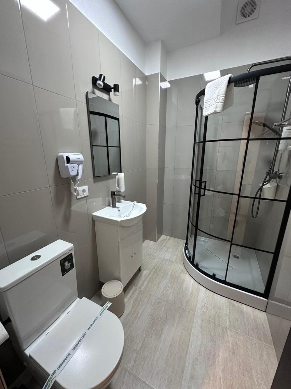 Shower, Toilet, Bathroom, towels