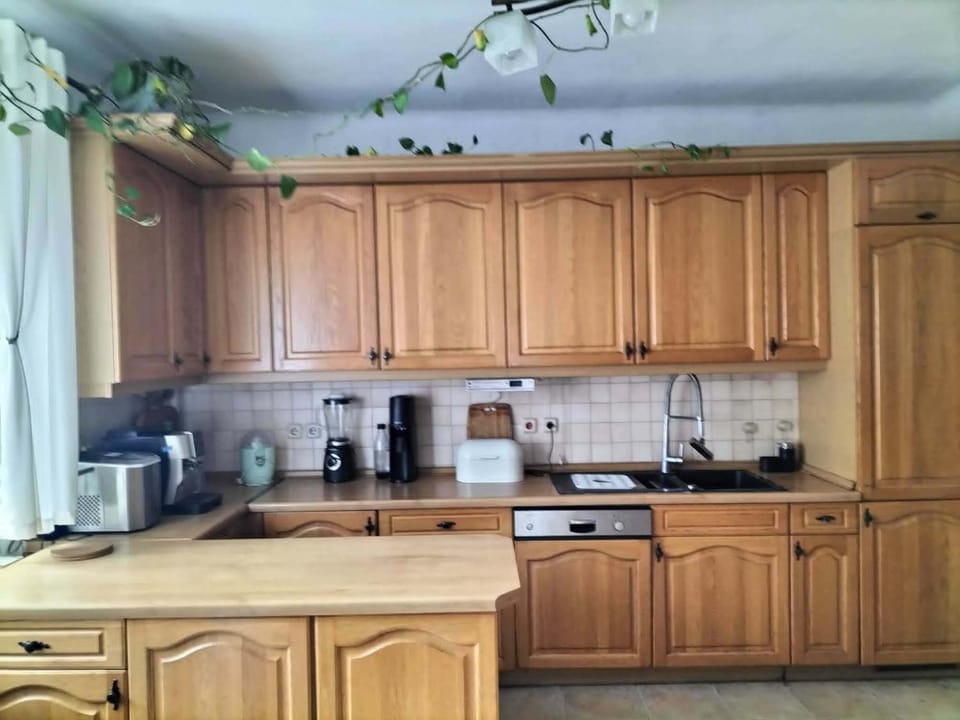 Coffee/tea facilities, Kitchen or kitchenette, stove
