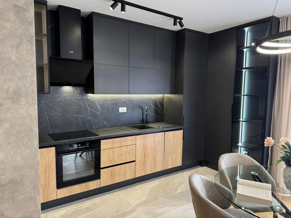Kitchen or kitchenette, oven