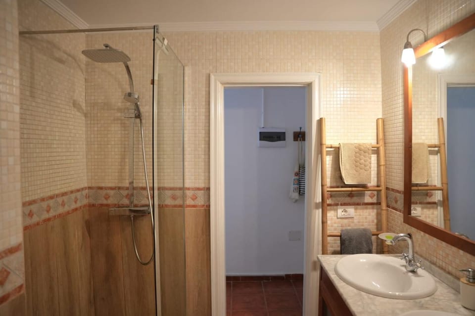 Shower, Toilet, Bathroom, towels