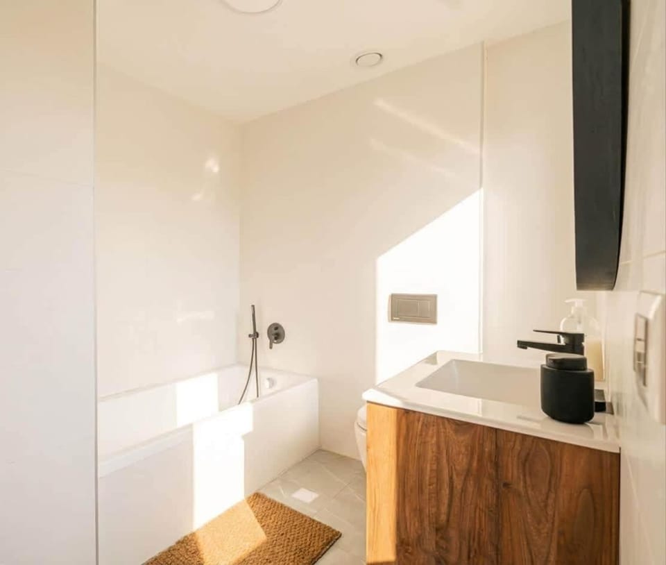 SHUK VIBES Modern 2BR Sunny Balcony By SweetyGuest Apartment in Jerusalem