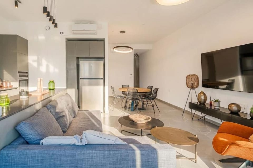 SHUK VIBES Modern 2BR Sunny Balcony By SweetyGuest Apartment in Jerusalem