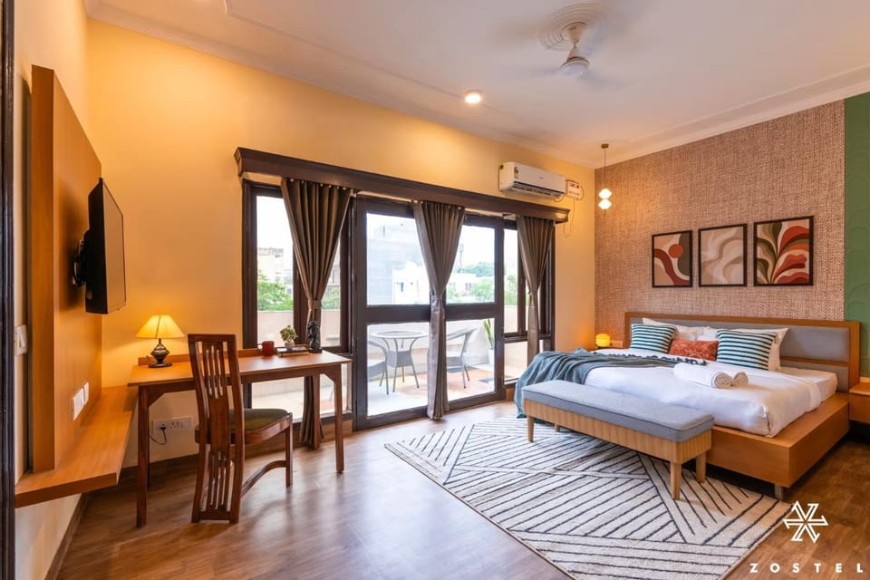 Bed, TV and multimedia, View (from property/room), air conditioner