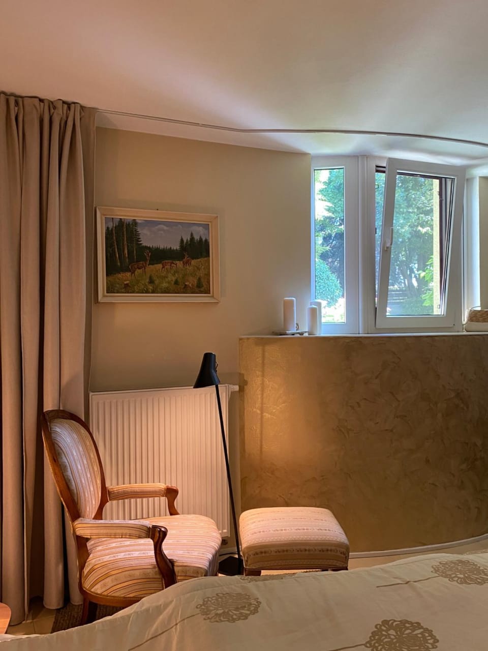 Photo of the whole room, Seating area