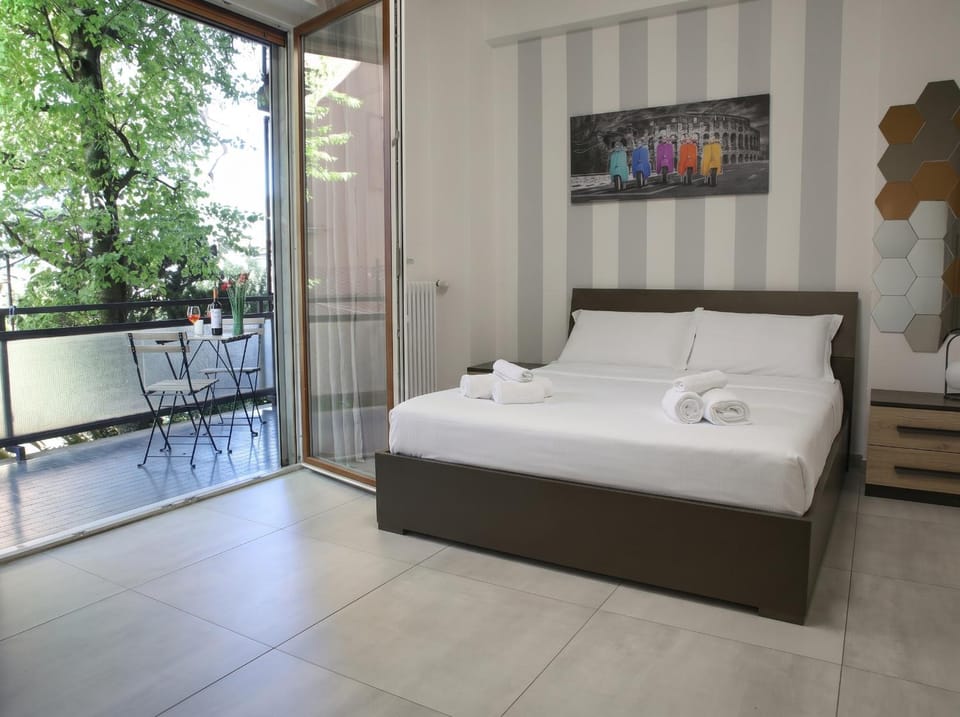 Bed, Photo of the whole room, Bedroom, towels