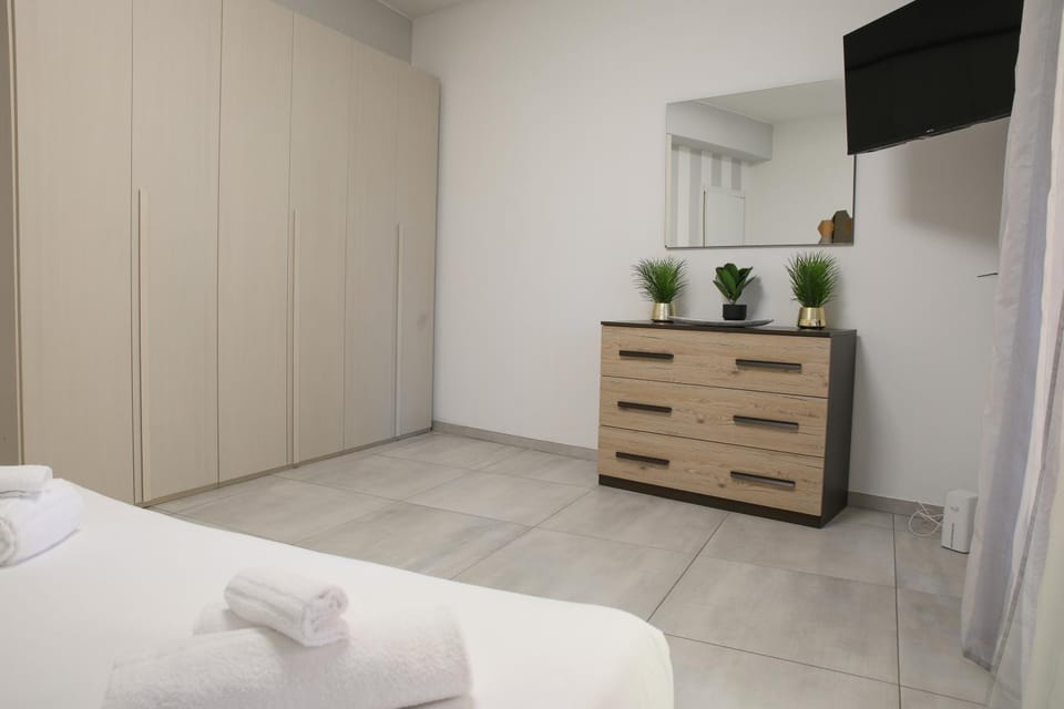 TV and multimedia, Photo of the whole room, Bedroom, towels, wardrobe