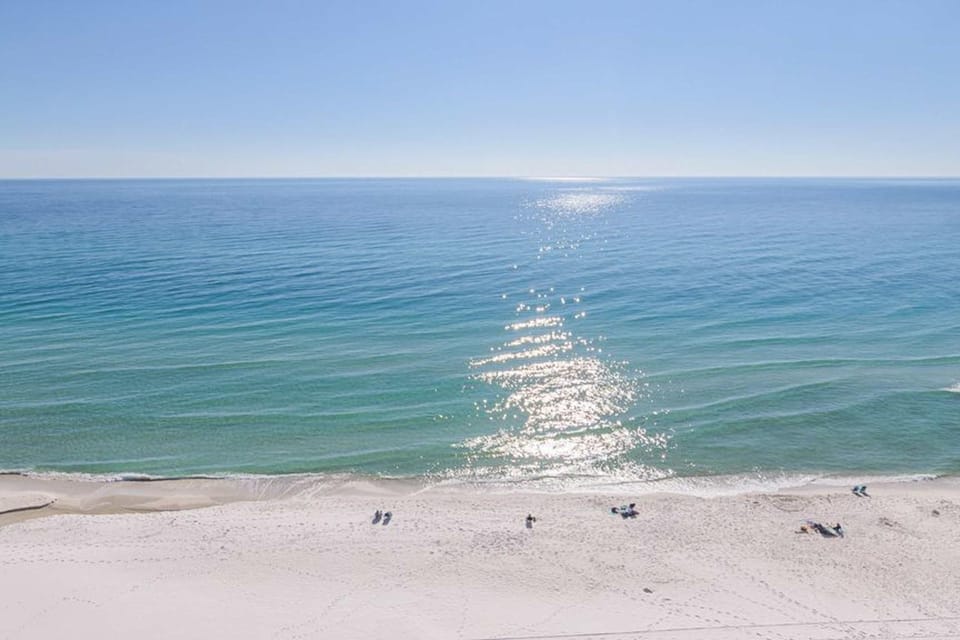 16th-floor oceanfront condo with ocean view WiFi and hot tub pool Apartment in Panama City Beach