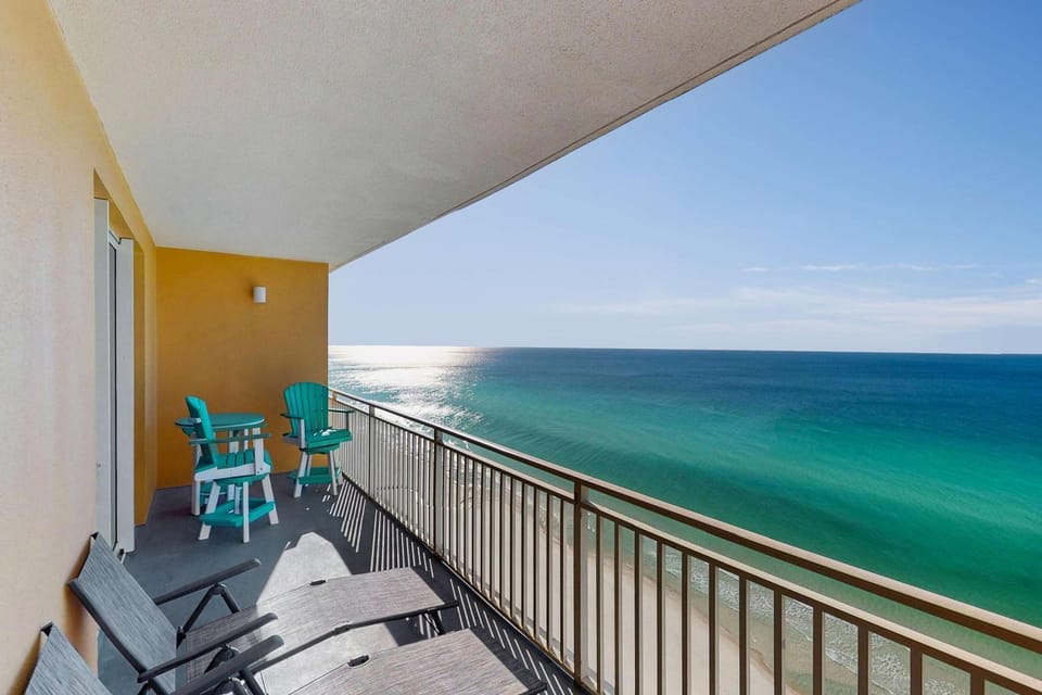 16th-floor oceanfront condo with ocean view WiFi and hot tub pool Apartment in Panama City Beach