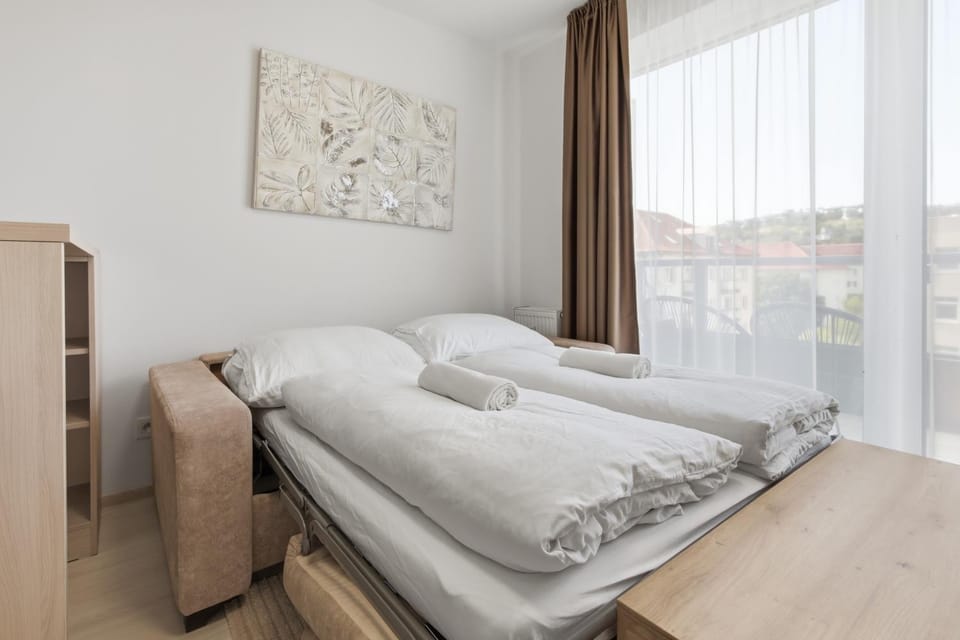 Bed, Photo of the whole room, towels