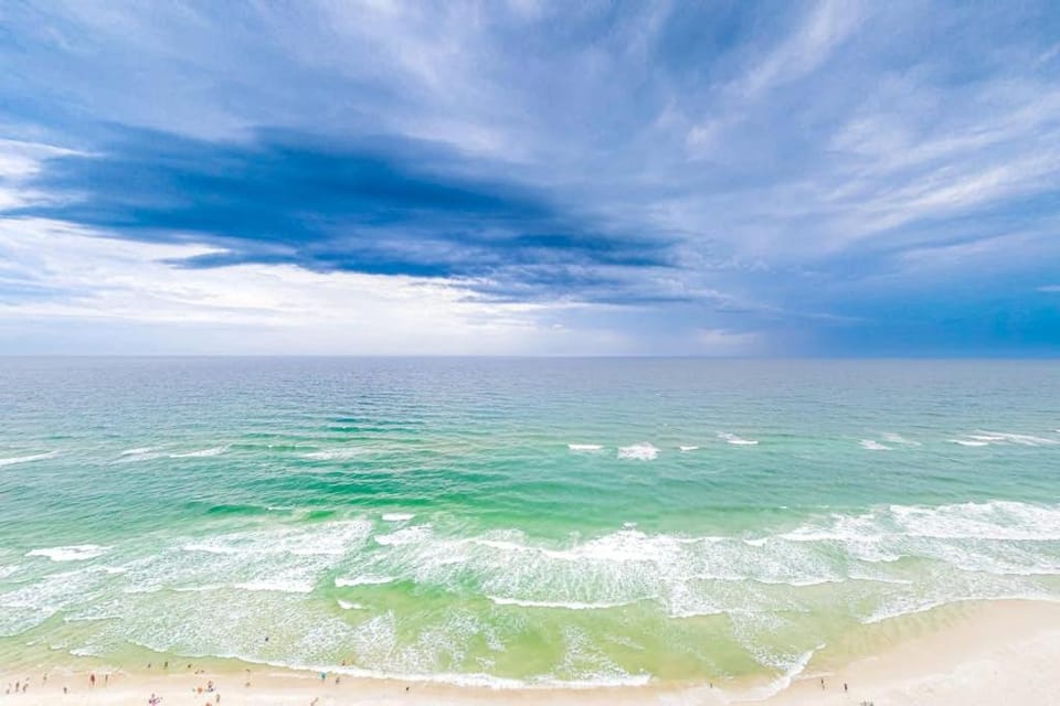 Superb beach living at lovely waterfront condo with pools a gym & hot tub House in Panama City Beach