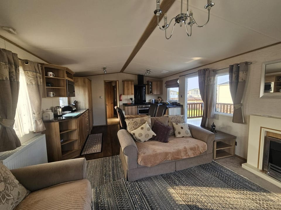 Kitchen or kitchenette, Living room, Seating area, Dining area, stove