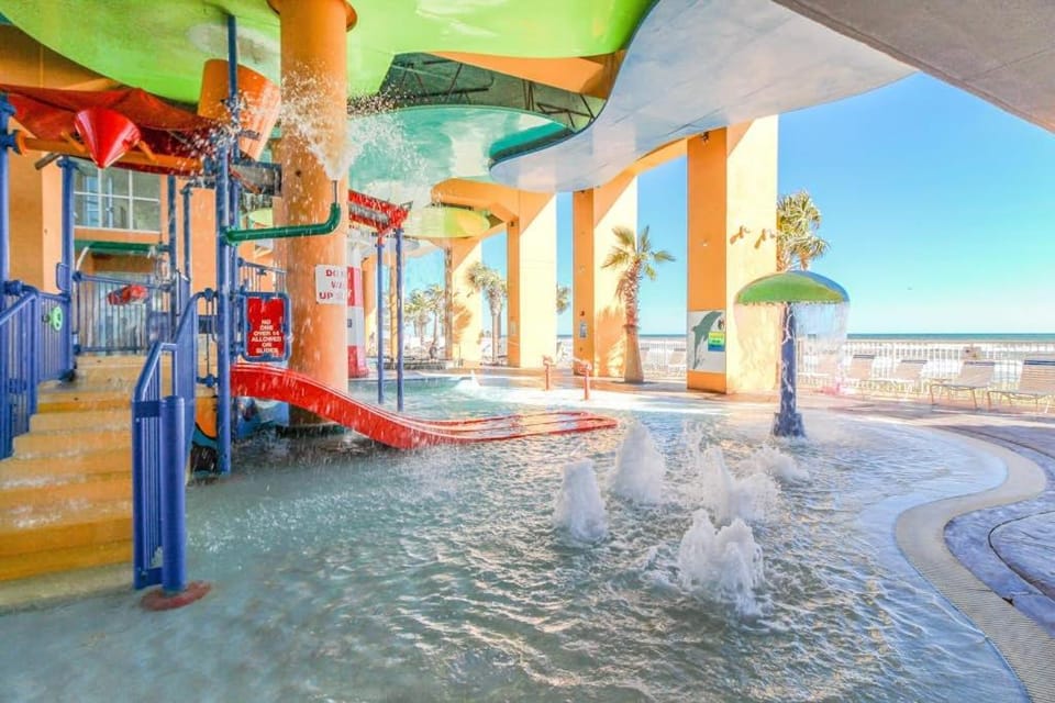 Wonderful beachfront condo with pools & hot tub access House in Panama City Beach