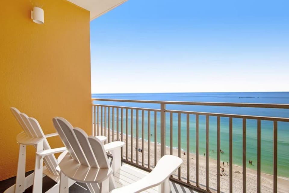Stylish Gulf-front condo steps from the beach with resort pool hot tub & gym House in Panama City Beach