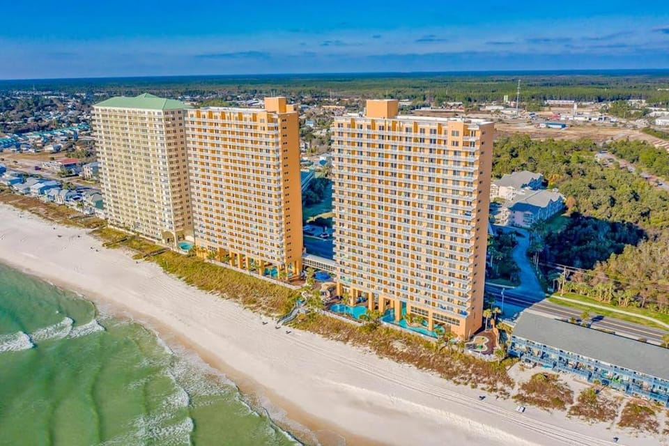 2BR Gulf & Beach-view with pool hot tub on-site dining & private balcony House in Panama City Beach