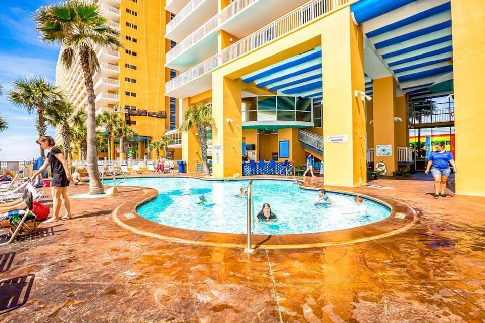 2BR Gulf & Beach-view with pool hot tub on-site dining & private balcony House in Panama City Beach