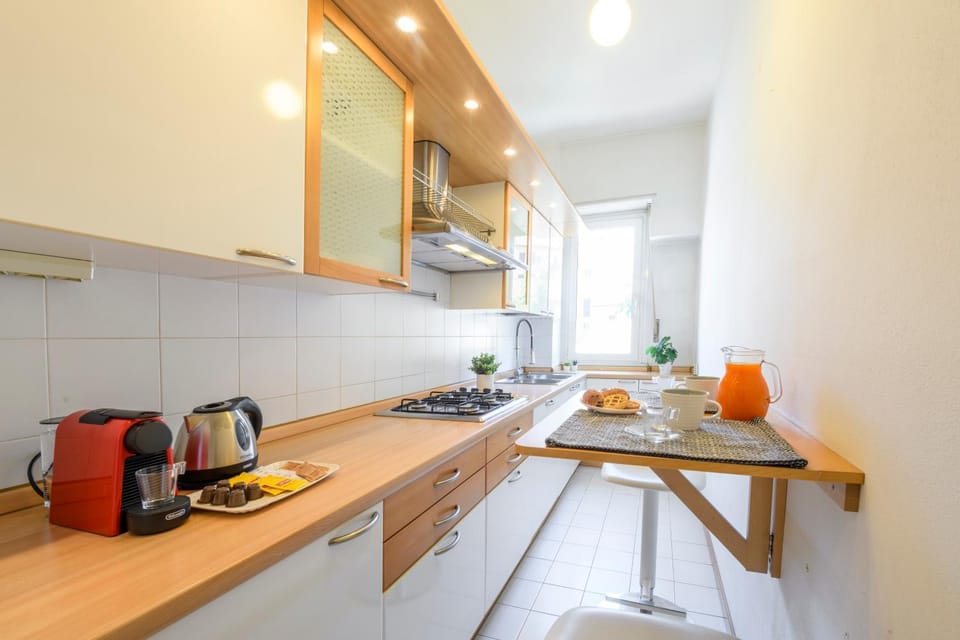 Coffee/tea facilities, Kitchen or kitchenette, stove