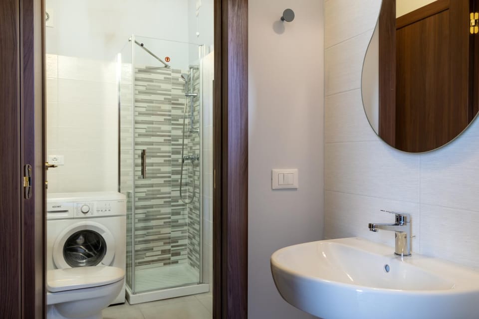 Bnb Quarto Santa Maria Paganica-Luxury flat-large-2 baths-WiFi-Smart TV-historical center Apartment in L'Aquila
