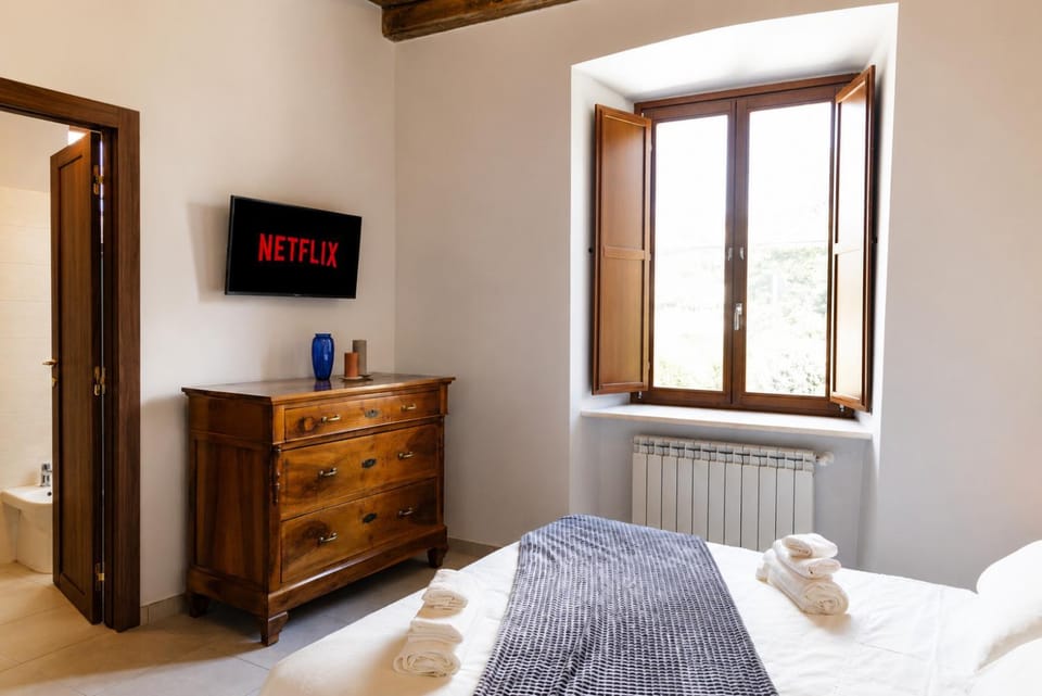 Bnb Quarto Santa Maria Paganica-Luxury flat-large-2 baths-WiFi-Smart TV-historical center Apartment in L'Aquila
