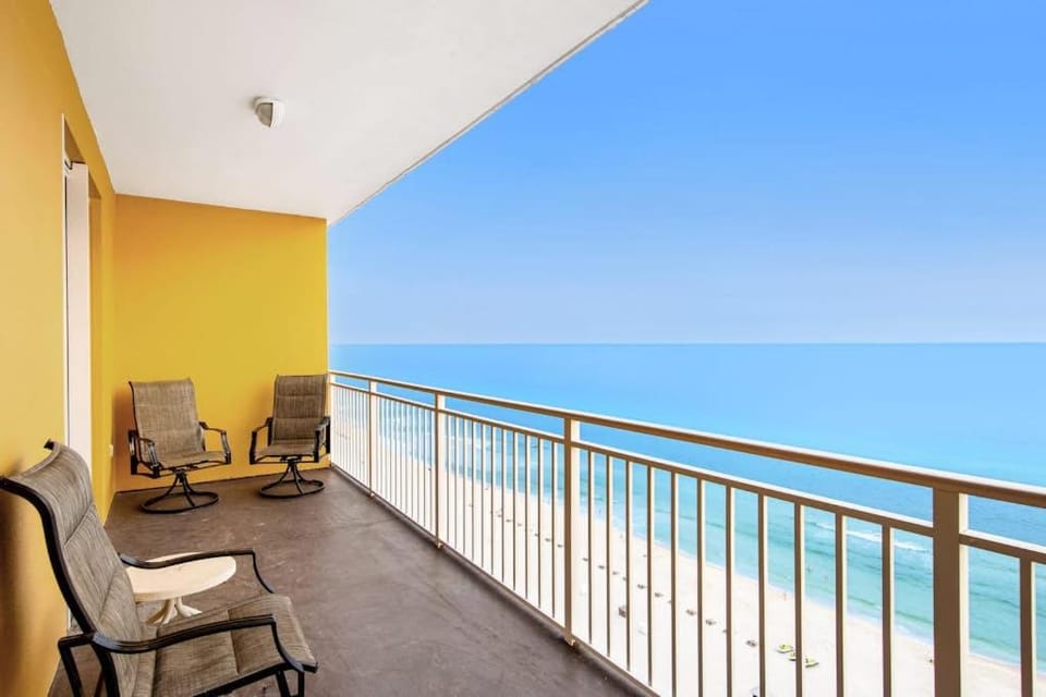 Oceanfront 14th-floor condo with pool ocean view & high-speed WiFi House in Panama City Beach